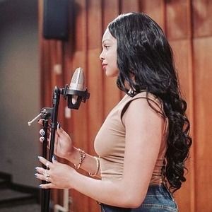 Meet your Posher, Nia